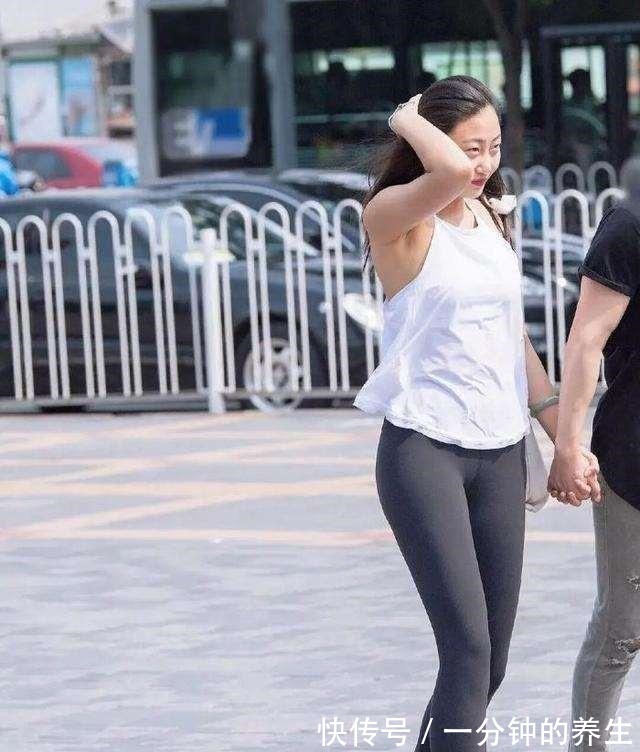 塑身 白色连帽上衣搭配黑色居家打底裤,休闲设计,细节决定整体版型!