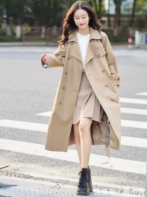 搭配 卡其色“风衣”才是永远的经典,2022年依然很火,这样穿太美了