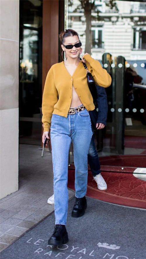 短款针织开衫怎么穿？学学这些潮人们的穿法，特时髦