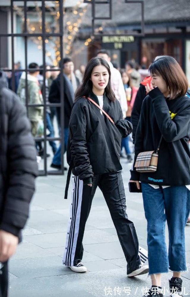 白色 亮灰色上衣搭配白色短裤,简约的自然大气,塑造出更加挺拔