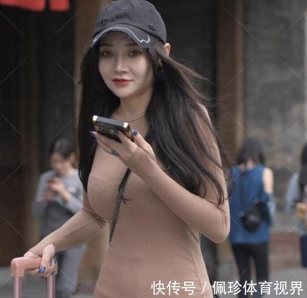 长靴 卡其色修身连衣裙搭配黑色鸭舌帽,简单时尚,气质迷人