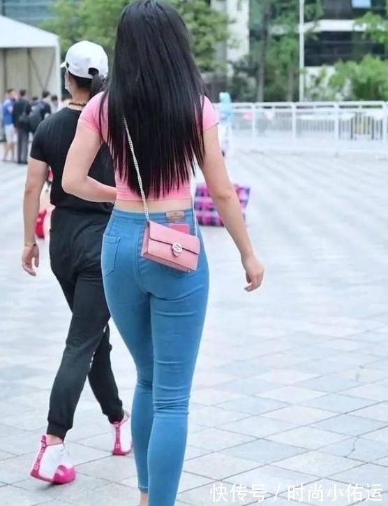 美女|性格率真的妹子,大秀“S型”身材,粉色小衫穿出“轻熟风”