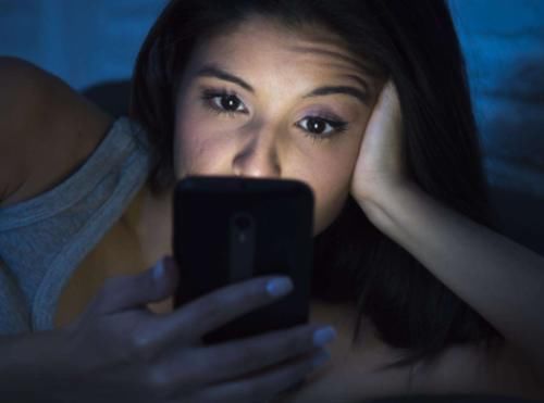 视网膜|经常熬夜“玩手机”的女孩子,使劲吃这3种“水果”,皮肤白嫩还护眼