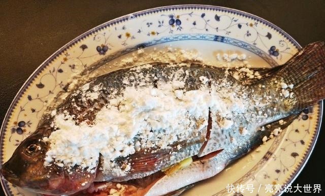 给鱼去腥,用料酒还是用醋都错了,只需一勺它,鲜嫩入味还不腥