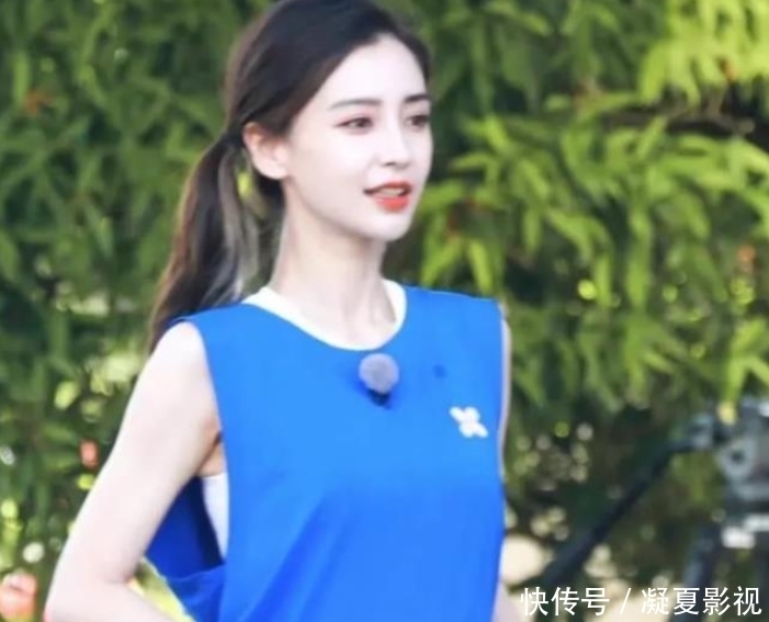 跑男 蔡徐坤三亚穿棉服,手中的东西亮了,这才是录制跑男的正确方式