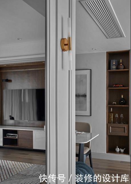 墙面|104平现代风两居室,美式元素护墙板,构建高雅生活空间