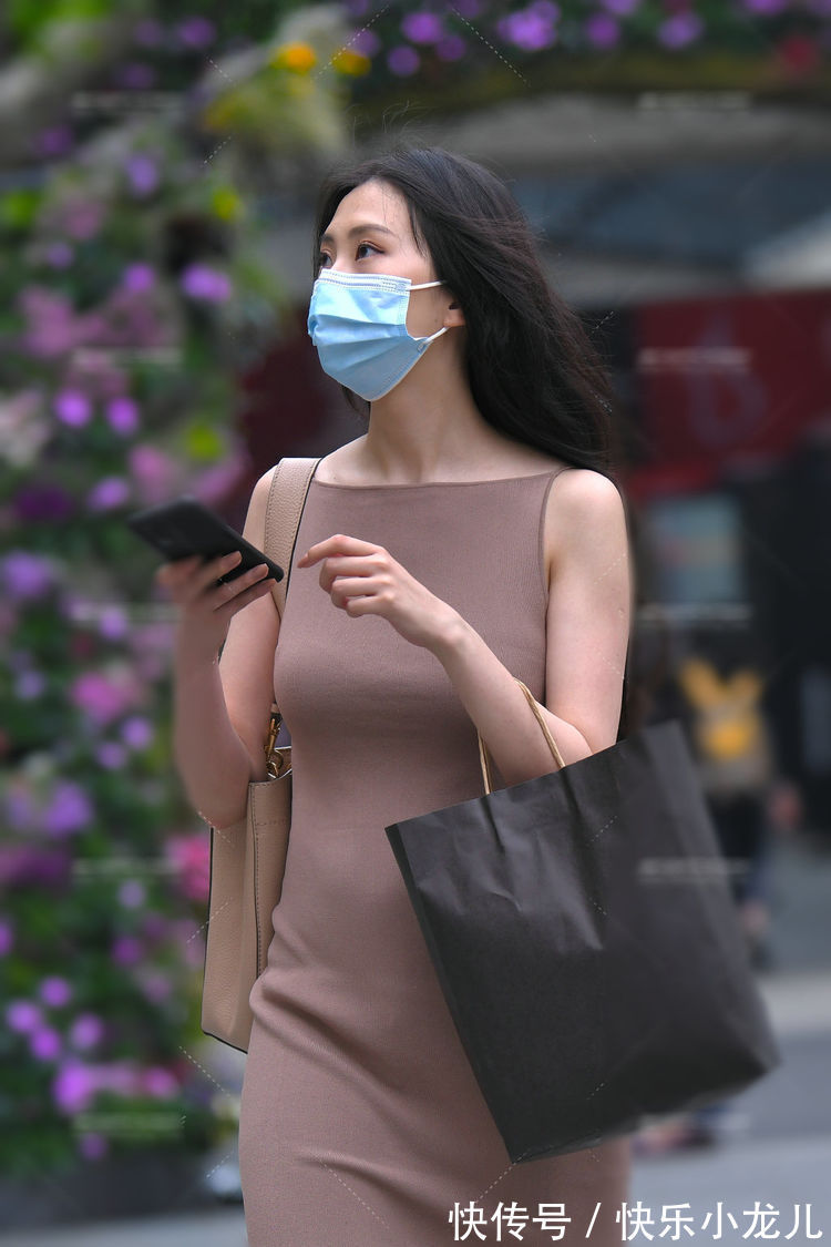 蕾丝 长袖大V领蕾丝上衣,看起来更加淑女,适合身材匀称的女孩子