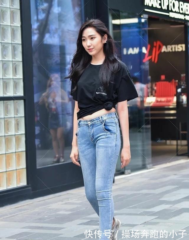 穿搭 微胖身材这样穿才好看,黑色T恤搭配紧身牛仔,遮肉还显迷人小蛮腰