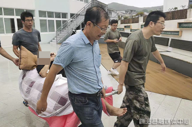 台风|五龙乡台风天护送91岁老人就医