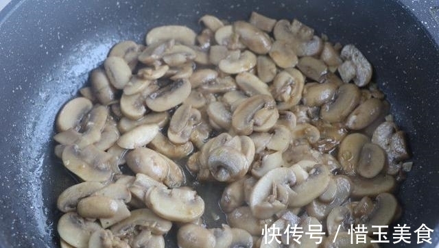 小葱|牛肉炒哪种蘑菇好？试试双孢菇，尤其适合冬天给小孩吃