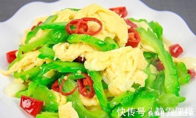 焯水|炒苦瓜时,有人焯水有人直接炒饭店大厨缺了这1步、咋炒都苦