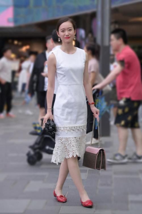 防水台 美女脚上搭配上一双露脚趾的防水台高跟鞋,走起路来更加有女人味