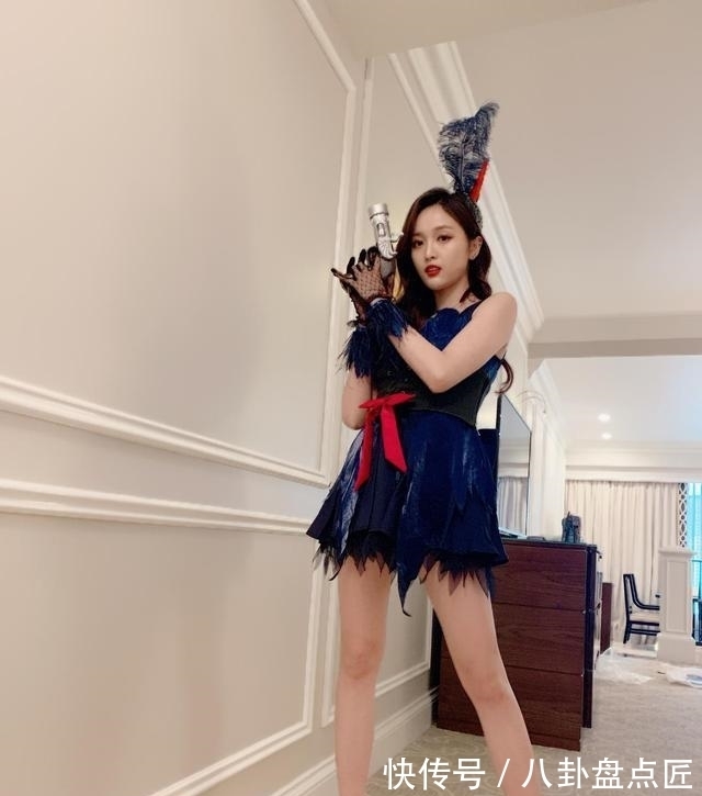 街拍|吴宣仪尴尬撞衫,内衣外穿被评输了,幸好“漫画腿”从来不输!