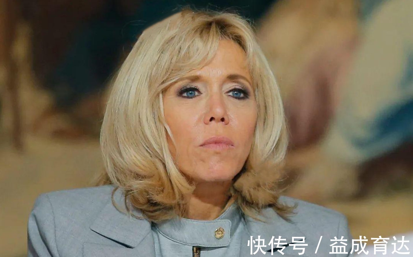 脖子 法国夫人终于换发型,穿大衣扎个啾啾好显年轻,连气质都提升不少