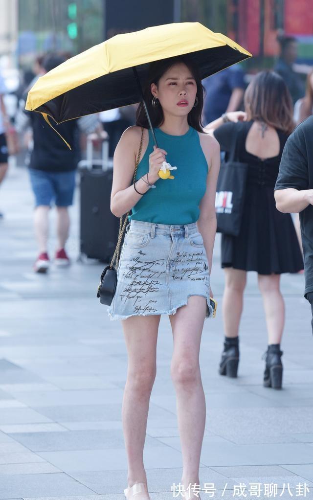 辣妈|秋季,辣妈身着粉红色连衣裙,展现出独特而成熟的魅力