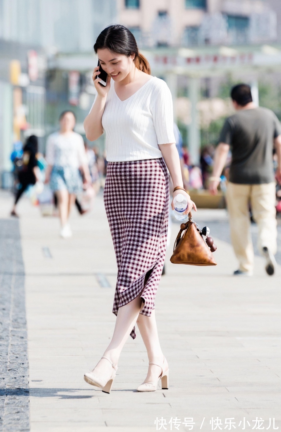 丑女人|时尚搭配,第一位身穿天蓝色大露背连衣裙的小姐姐,极具时尚气质