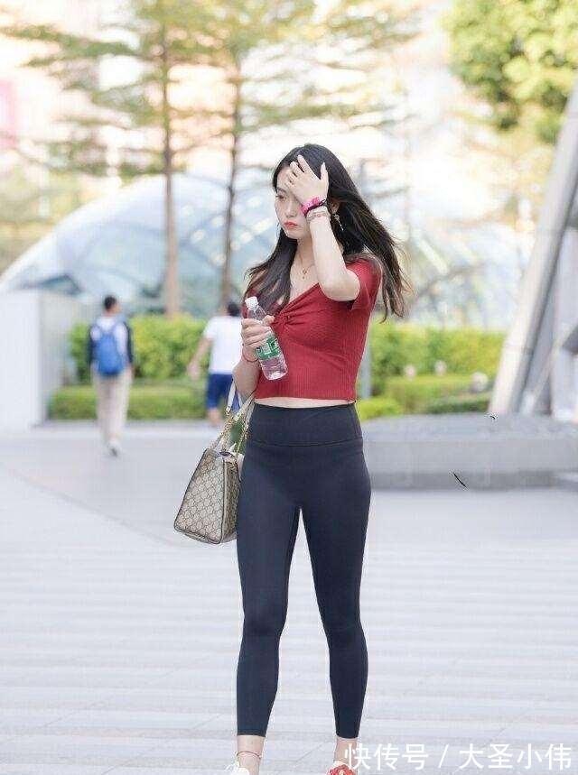 包包 美女街拍:青春朝气的瑜伽裤穿搭减龄显气质,彰显复古的流行元素,新颖时尚