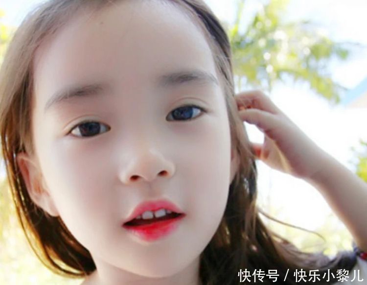 艺术家在小女孩脸上“面部彩绘”,画出来的效果,让人感到惊艳