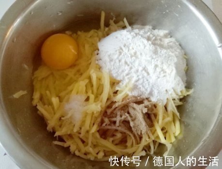 全家|土豆丝别只会炒,加上半碗面粉,10分钟解决全家早餐,香酥脆