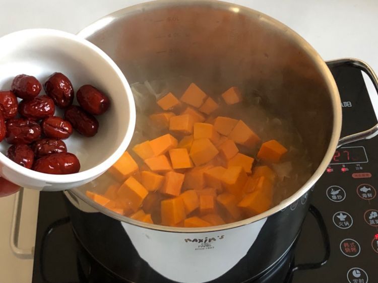 南瓜银耳汤,味道酸甜好吃,适合女生的甜汤