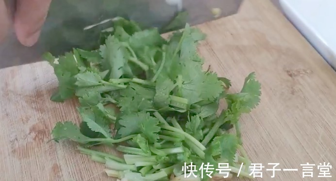 鸡腿最简单的吃法,香辣美味,肉质软嫩,是一道不错的小凉菜