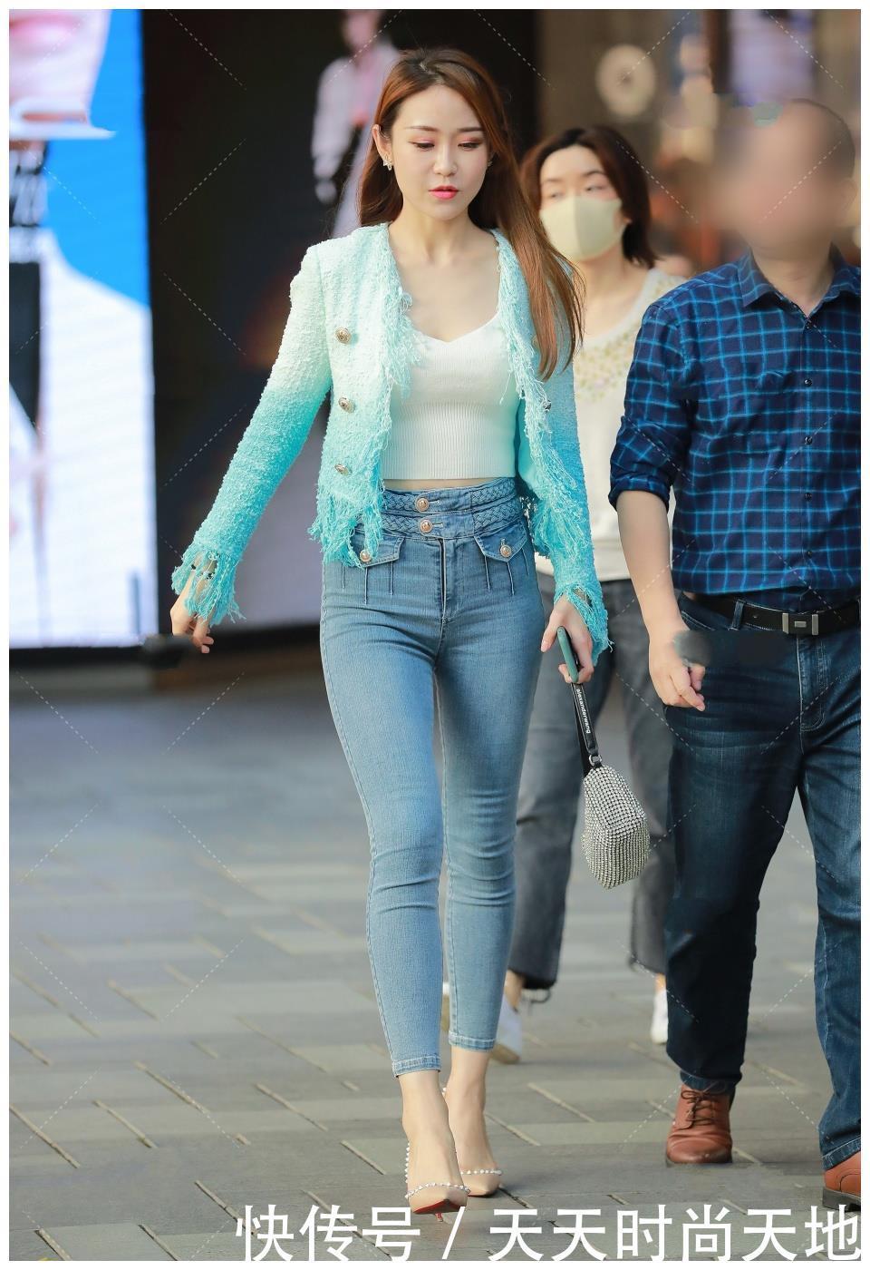 深色系|美女穿搭:湖蓝色外套的经典穿衣典范, 变“靓女神”
