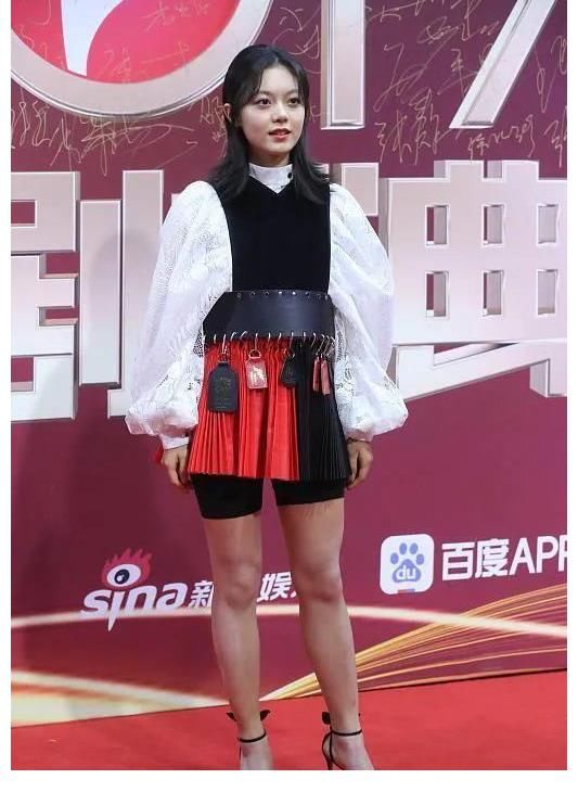 趙今麥雖然穿的很奇怪，但顏值很招人喜歡，太適合甜酷風(fēng)搭配了