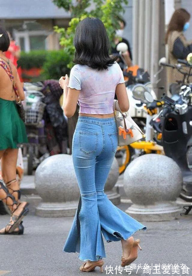 女生 穿搭要懂“套路”,选择百搭牛仔裤,让造型的时尚感一直在线