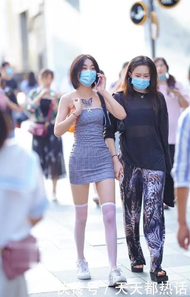 姑娘裙子如此合身，该不会是“私人定制”的吧