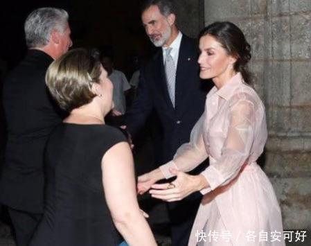 西班牙王后太惊艳!穿粉色透明纱裙美成小仙女,48岁还有颗少女心