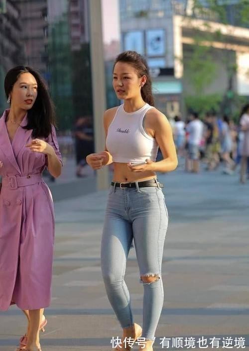 搭配|街拍：小姐姐白色牛仔裤搭配针织衫，充满着潇洒帅气的活力