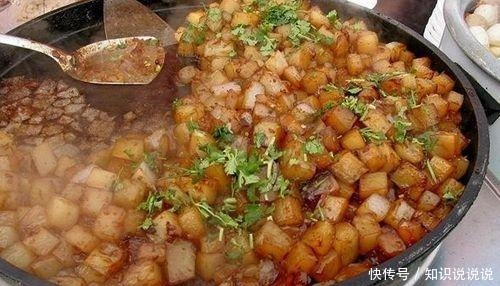 大妈街边摆摊卖自制“懒人菜”,1个人3口锅,一天能卖上百斤!