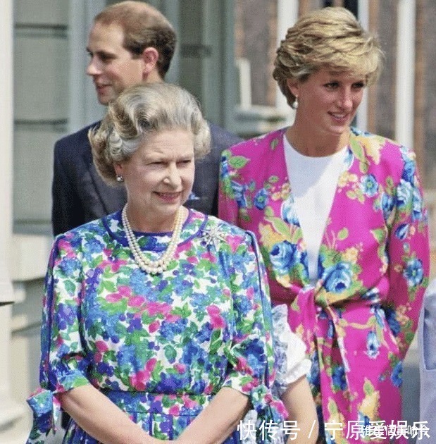 凯特 莱后和凯特同穿蓝色印花裙一个裙子太松垮显胖,另一个活泼娇媚