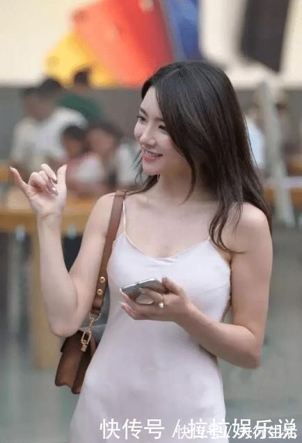 上半身 裙子美女好开朗,逛街都喜欢打招呼,不显得累吗