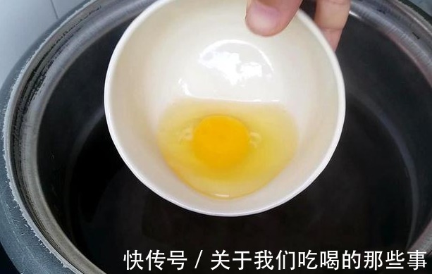 煮荷包蛋不能开水下锅,难怪散花起沫!学会4个技巧,好看又好吃