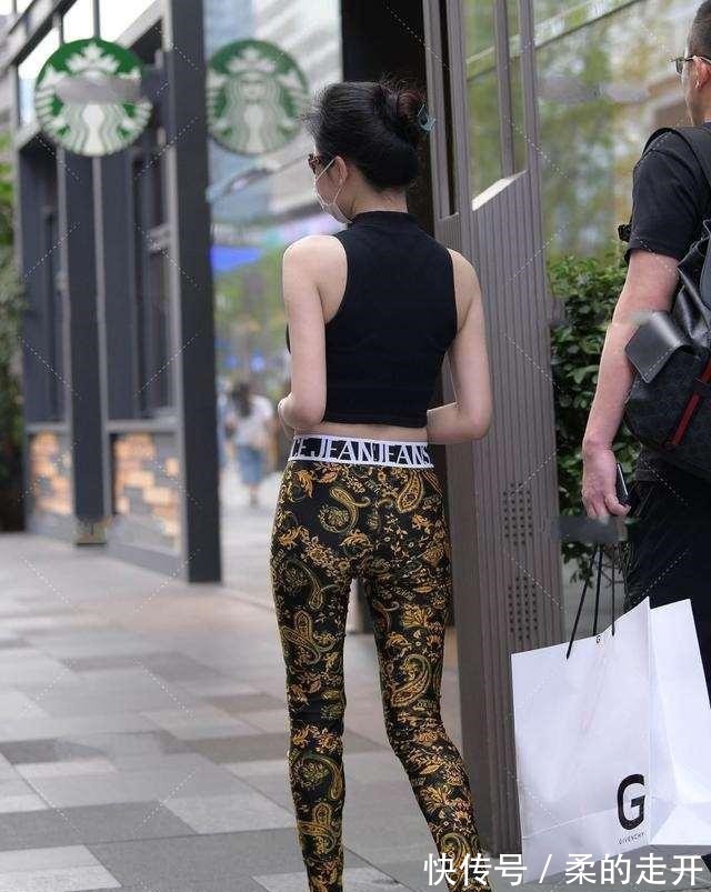 打底裤 精致的印花打底裤穿搭，休闲还减龄，魅力无穷！