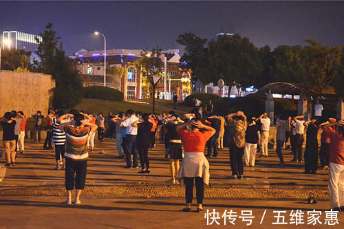 黄金时间|坐着排便和蹲着排便,哪种方式更好?便秘的人,适合选哪种?