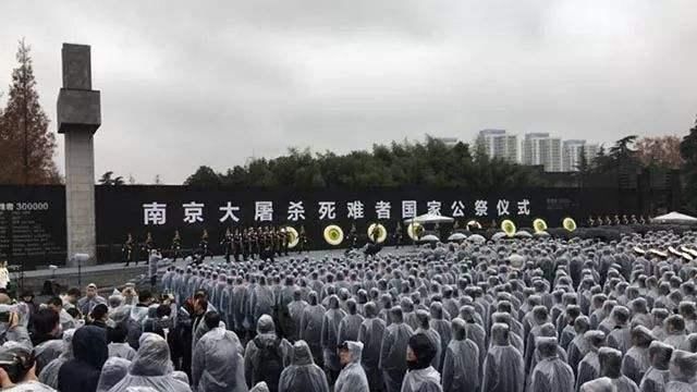 草芳#诗词:寒宵浮梦，孤灯寂色。叹天涯、水复山重