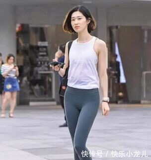 紧身 打底裤的装扮大气精致,轻松变身时尚感十足的达人