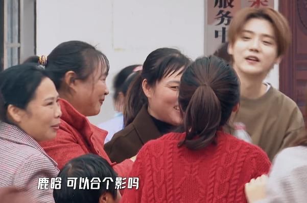 鹿晗吃饭时被女粉纠缠，下意识的动作狂拉好感：关晓彤可以放心了