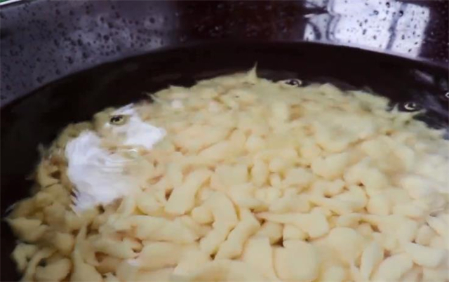 玉米面漏鱼的做法，不用擀面，不用揉面，锅里360搅，地道家乡饭