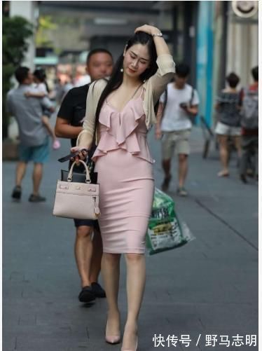 吊带裙|美女穿搭:粉色吊带裙搭配短款开衫, 优雅大气, 气质感十足