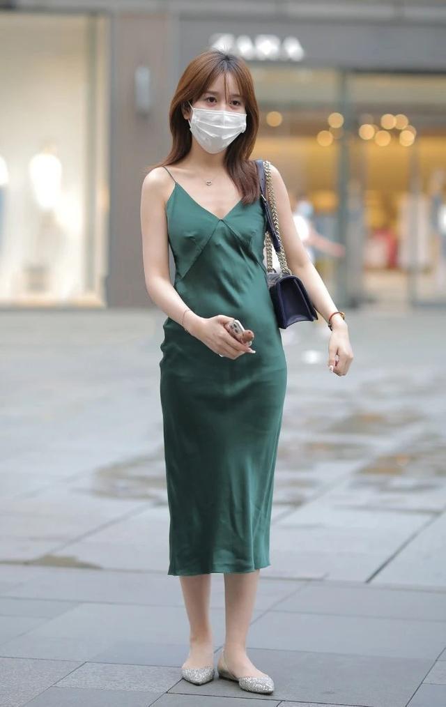 自带|美女街拍:优雅的长裙自带女神气场,更能展现优美的S曲线