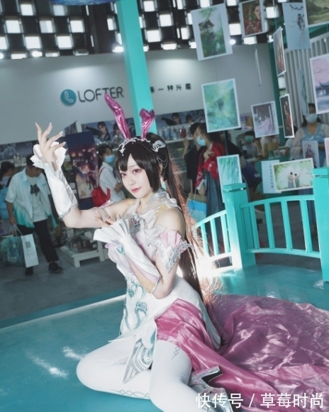 唐三|斗罗大陆:长腿小姐姐COS小舞,皮肤超白,白色丝袜太吸睛