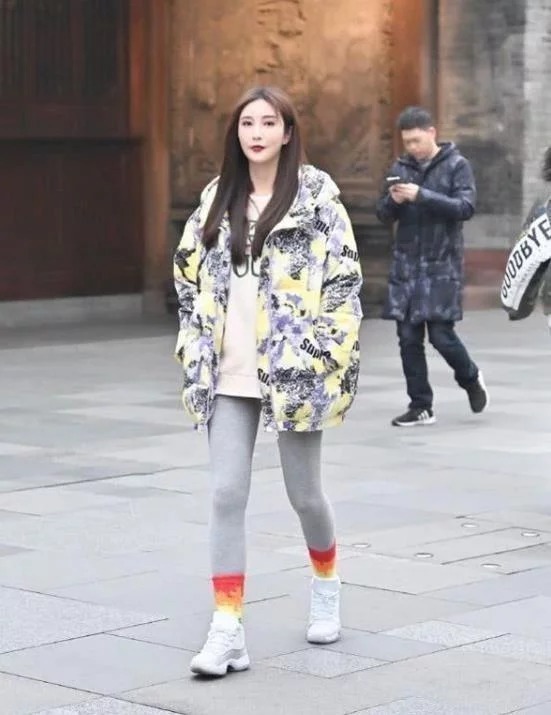 街拍:白璧无暇的小美女,身穿吊带连衣长裙,尽显唯美好身姿