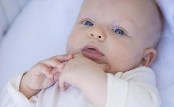 父母们|婴儿的这8种反射,6个月内基本会消失,若缺乏可能是'脑损伤'