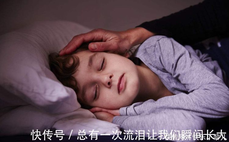 肚脐|丈夫半夜睡醒后总''戳''女儿,宝妈装睡才发现端倪,不知该哭该笑