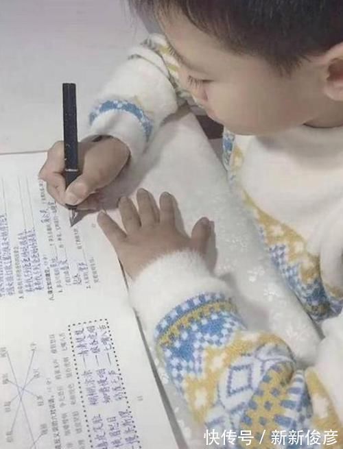 老师|9岁男孩写“印刷体”，网友怒赞当代王羲之，老师却说：影响成绩