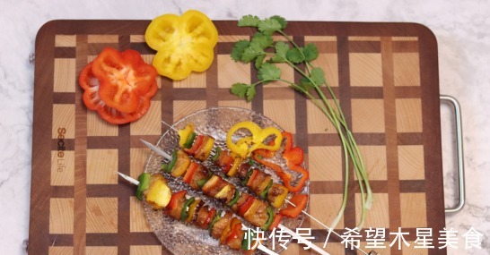 桌子|这道菜是一种网红吃法，色泽艳丽，上桌子上分分钟就没了！