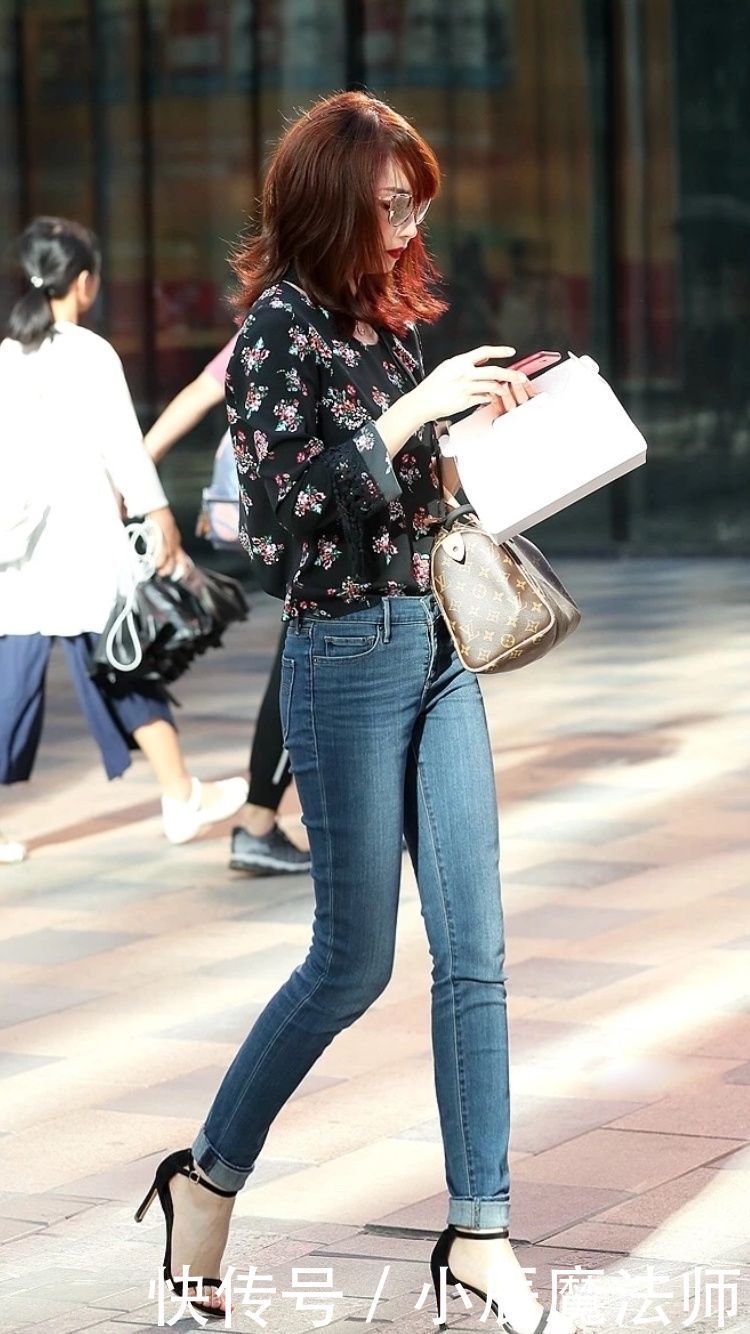 美女穿搭牛仔裤给你简约利落的感觉,更具休闲的街头时尚感